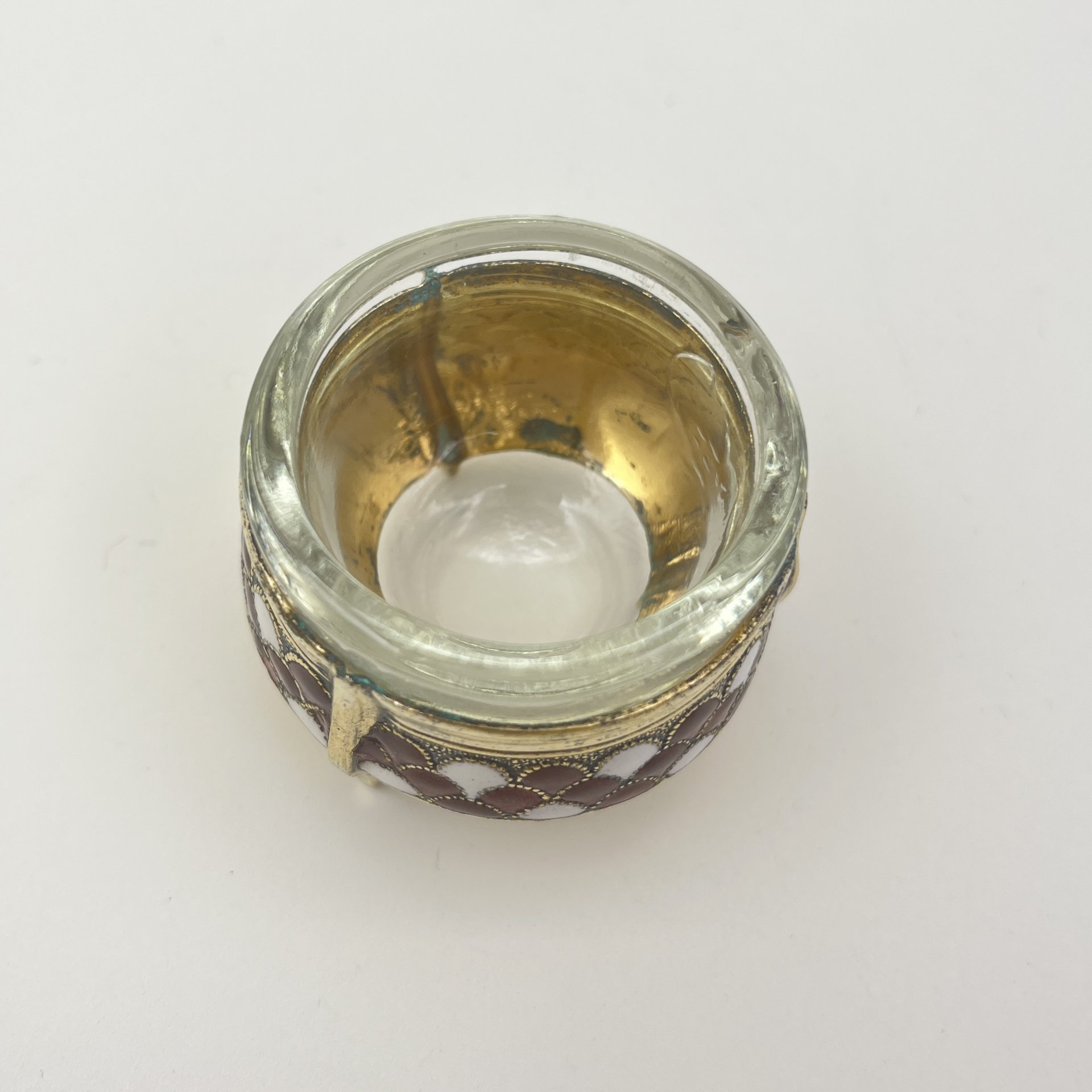 Солонка с декором в виде чешуи, мНЦ (медь-никель-цинк), эмаль, стекло, Мстерская художественная фабрика  «Ювелир», СССР, 1960-1980 гг.