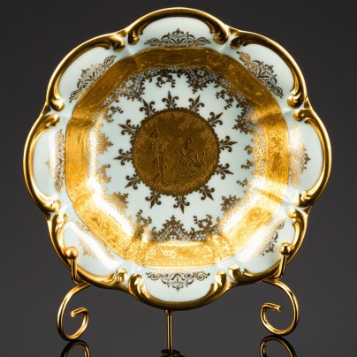 Конфетница, украшенная обильным золочением и галантной сценой в медальоне, фарфор, золочение, DW Karlsbader, Чехословакия, 1970-1990 гг.