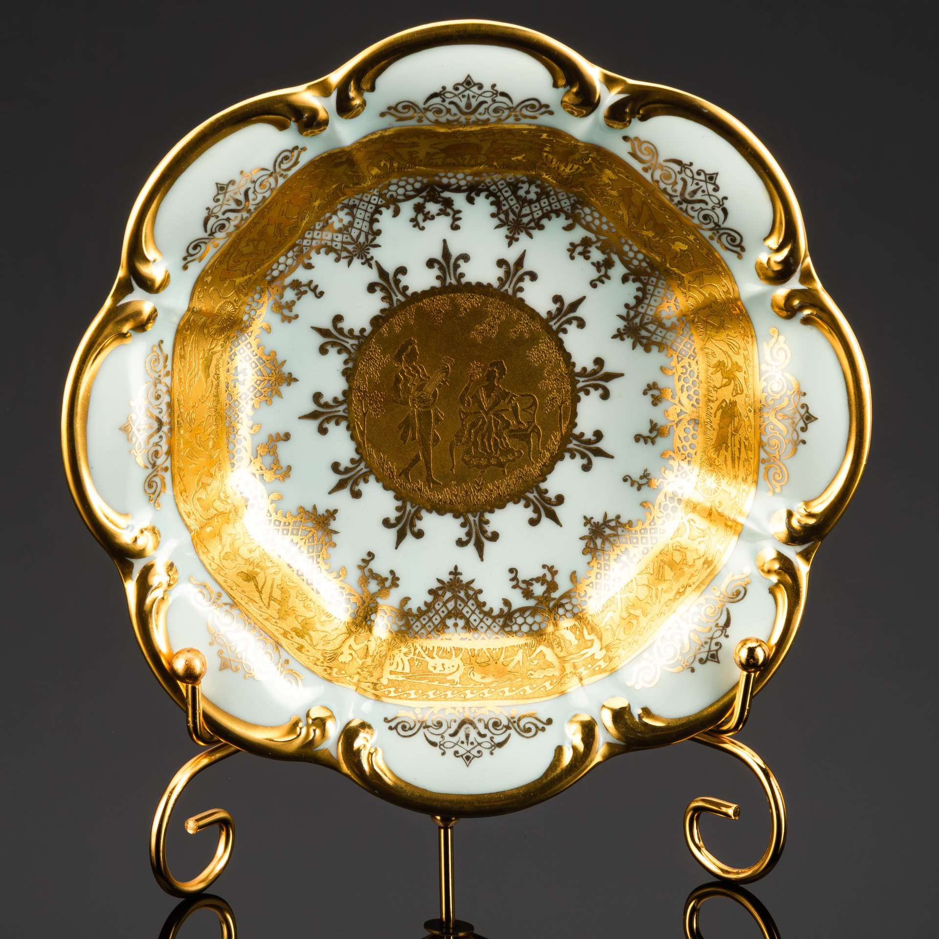 Конфетница, украшенная обильным золочением и галантной сценой в медальоне, фарфор, золочение, DW Karlsbader, Чехословакия, 1970-1990 гг.