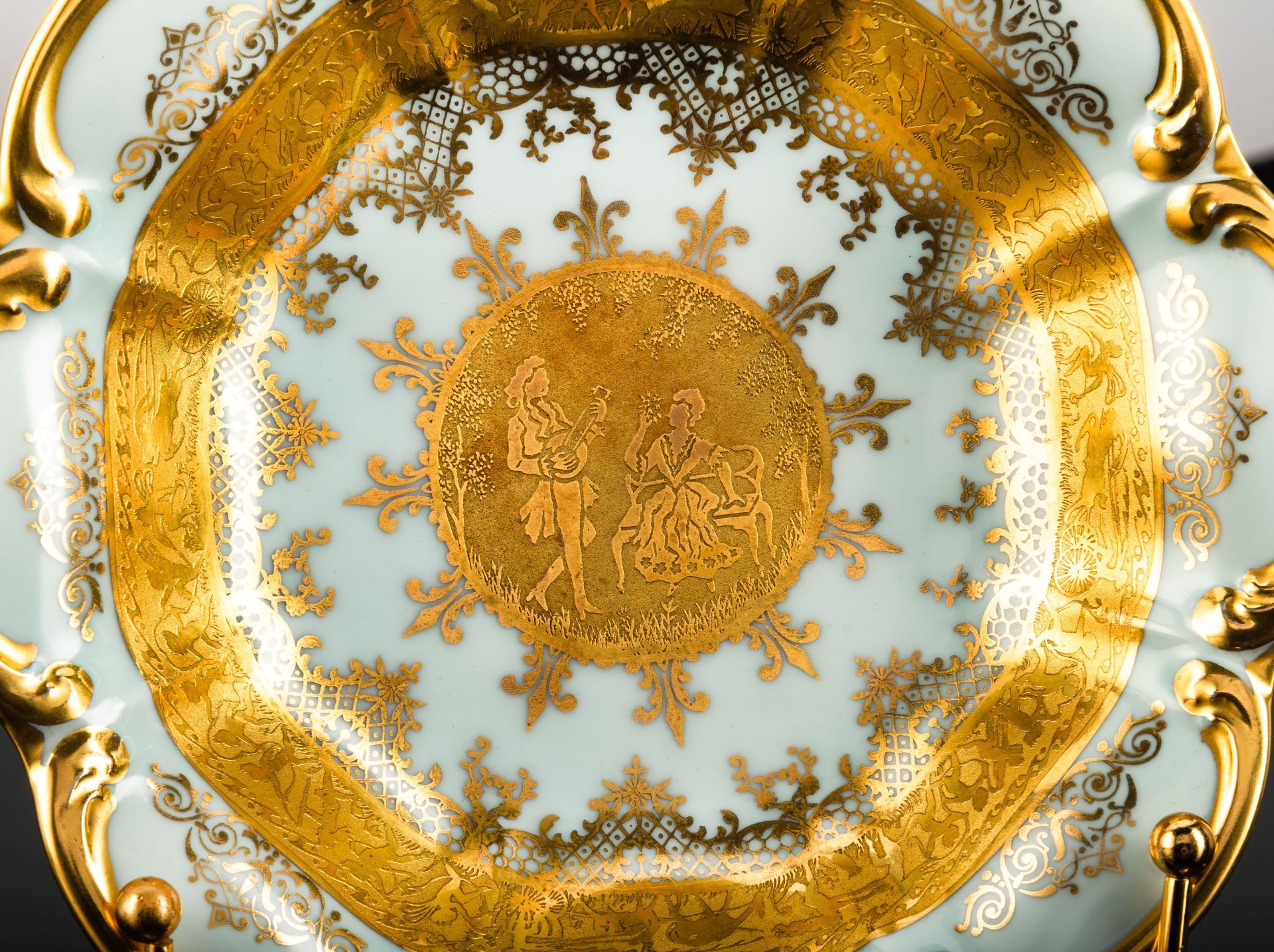 Конфетница, украшенная обильным золочением и галантной сценой в медальоне, фарфор, золочение, DW Karlsbader, Чехословакия, 1970-1990 гг.