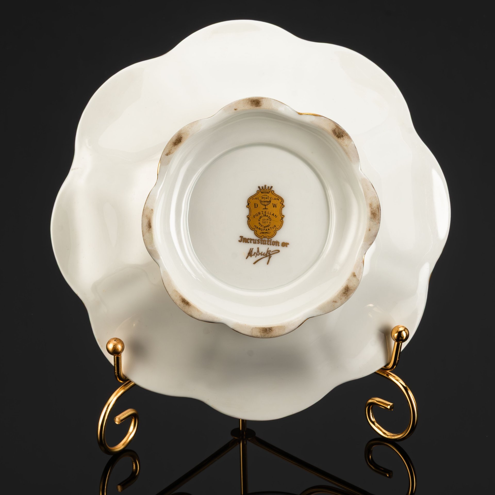 Конфетница, украшенная обильным золочением и галантной сценой в медальоне, фарфор, золочение, DW Karlsbader, Чехословакия, 1970-1990 гг.