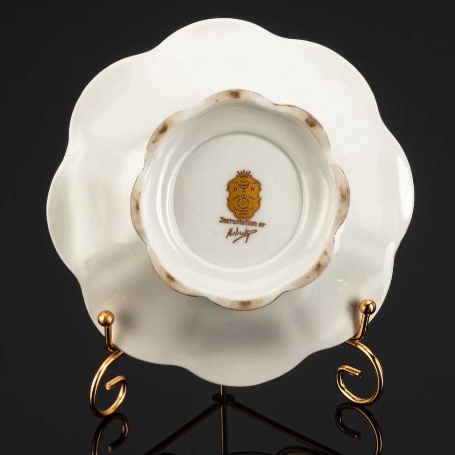 Конфетница, украшенная обильным золочением и галантной сценой в медальоне, фарфор, золочение, DW Karlsbader, Чехословакия, 1970-1990 гг.