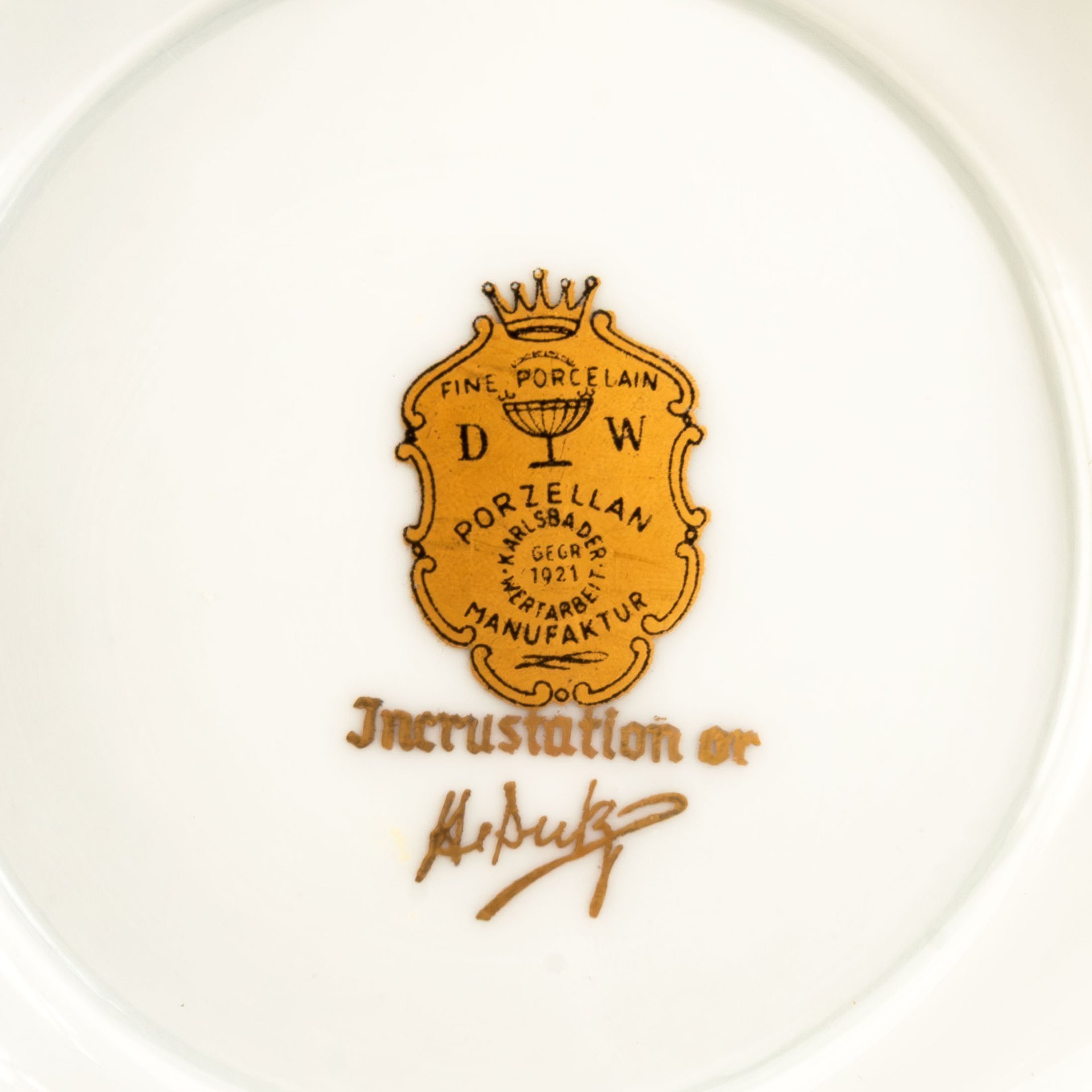 Конфетница, украшенная обильным золочением и галантной сценой в медальоне, фарфор, золочение, DW Karlsbader, Чехословакия, 1970-1990 гг.