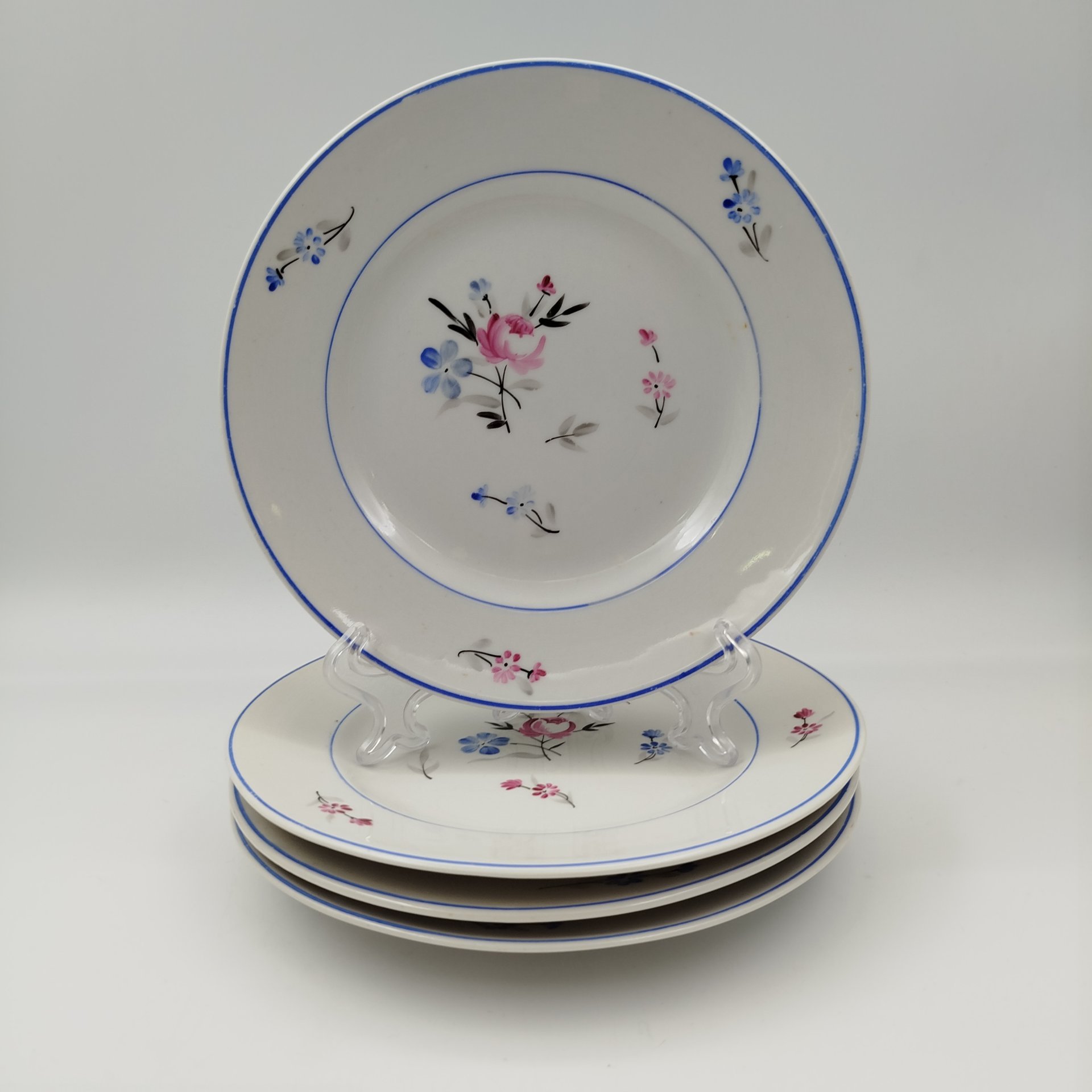 Набор из 4-х десертных тарелок, украшенных цветочным декором, фарфор, роспись, Дмитровский фарфоровый завод (ДФЗ Вербилки), СССР, 1951-1954 гг.