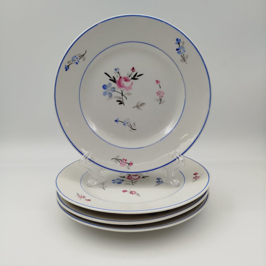 Набор из 4-х десертных тарелок, украшенных цветочным декором, фарфор, роспись, Дмитровский фарфоровый завод (ДФЗ Вербилки), СССР, 1951-1954 гг.