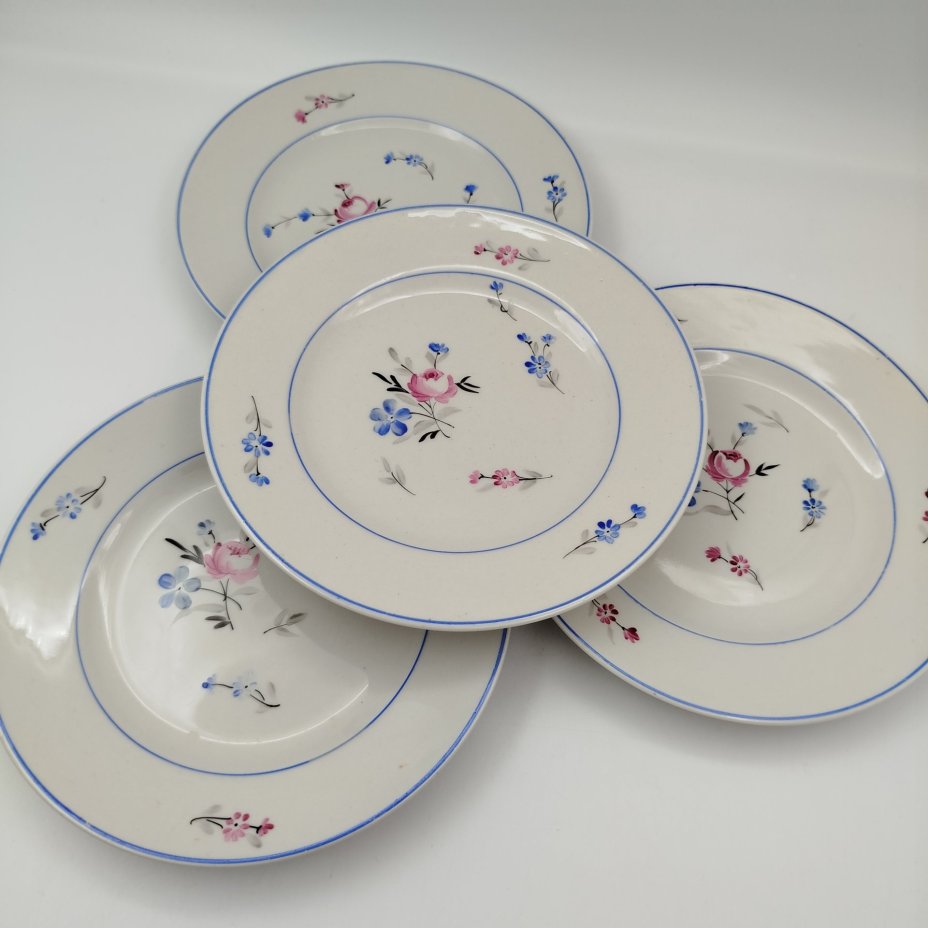 Набор из 4-х десертных тарелок, украшенных цветочным декором, фарфор, роспись, Дмитровский фарфоровый завод (ДФЗ Вербилки), СССР, 1951-1954 гг.