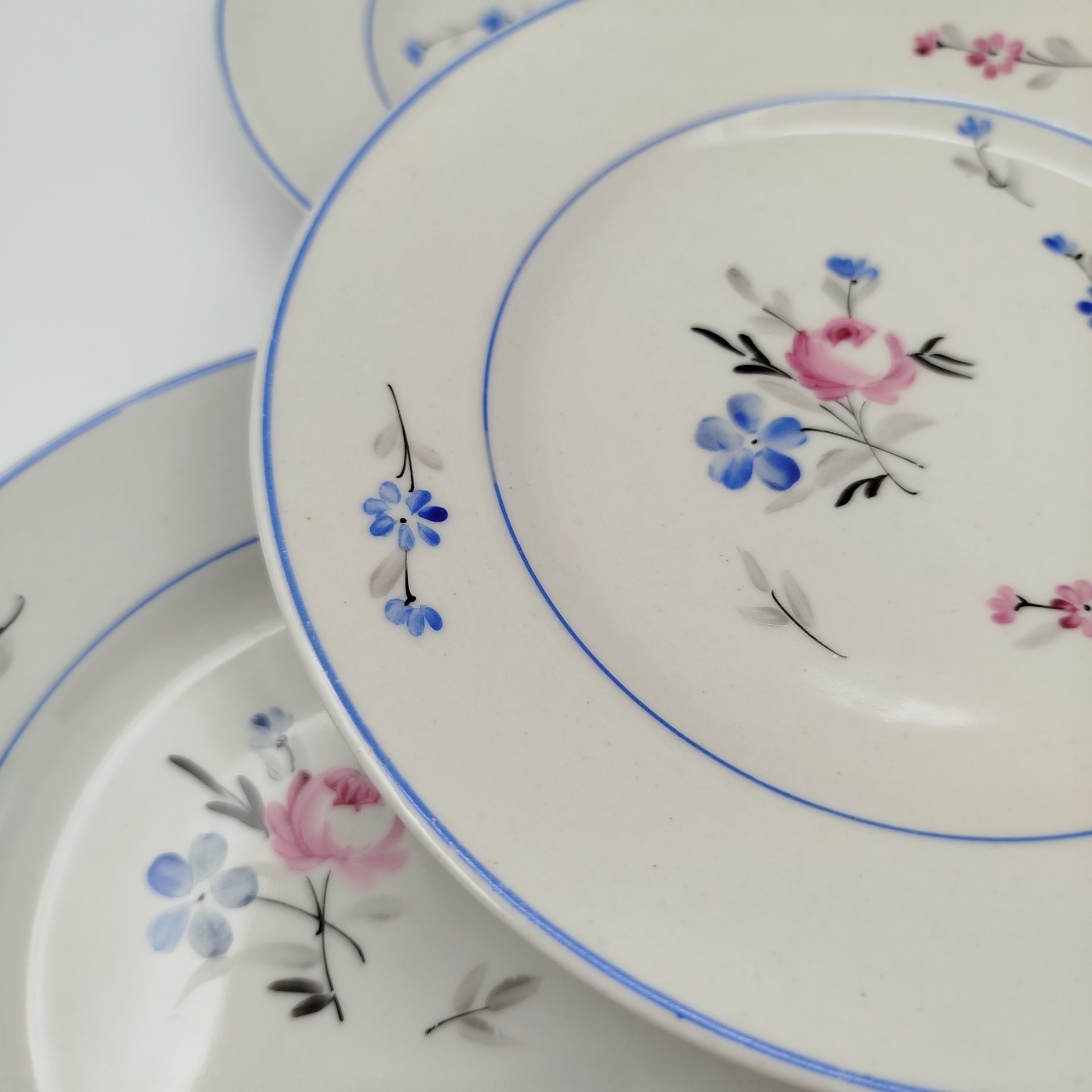 Набор из 4-х десертных тарелок, украшенных цветочным декором, фарфор, роспись, Дмитровский фарфоровый завод (ДФЗ Вербилки), СССР, 1951-1954 гг.