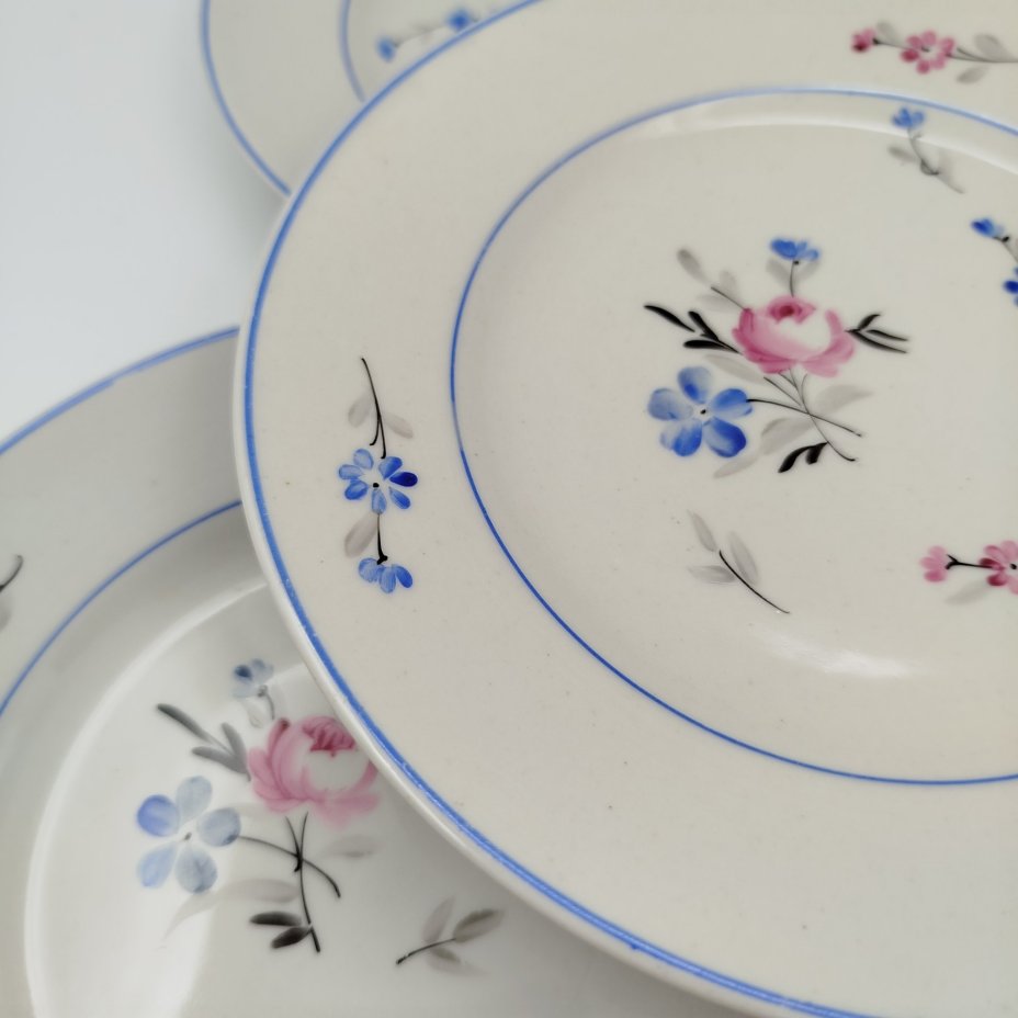 Набор из 4-х десертных тарелок, украшенных цветочным декором, фарфор, роспись, Дмитровский фарфоровый завод (ДФЗ Вербилки), СССР, 1951-1954 гг.