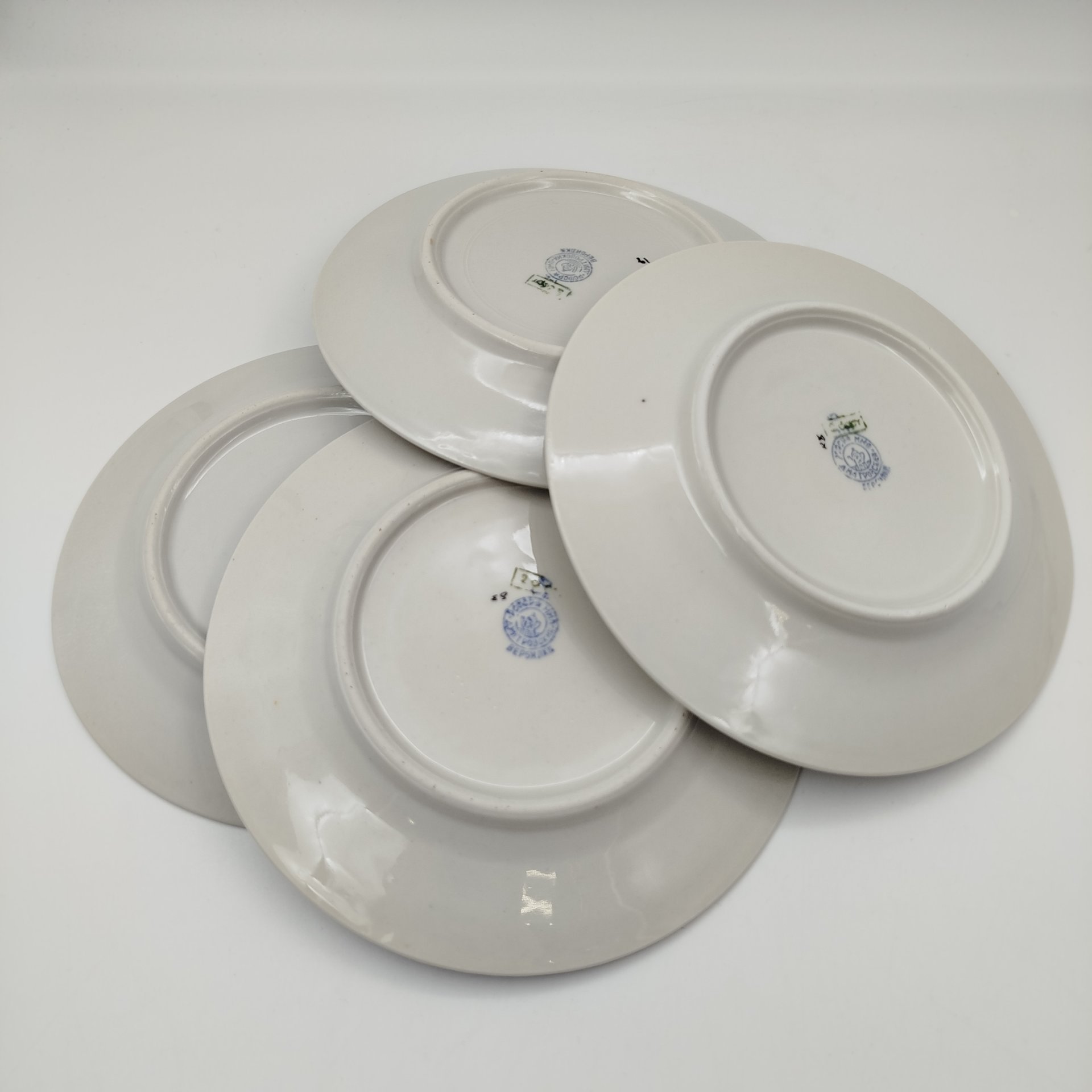 Набор из 4-х десертных тарелок, украшенных цветочным декором, фарфор, роспись, Дмитровский фарфоровый завод (ДФЗ Вербилки), СССР, 1951-1954 гг.