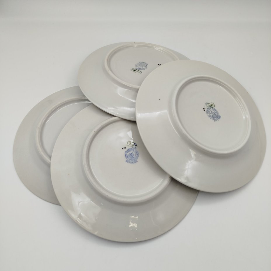 Набор из 4-х десертных тарелок, украшенных цветочным декором, фарфор, роспись, Дмитровский фарфоровый завод (ДФЗ Вербилки), СССР, 1951-1954 гг.