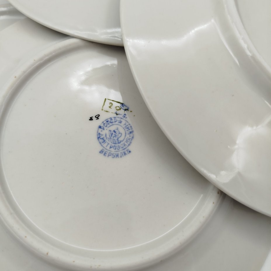 Набор из 4-х десертных тарелок, украшенных цветочным декором, фарфор, роспись, Дмитровский фарфоровый завод (ДФЗ Вербилки), СССР, 1951-1954 гг.