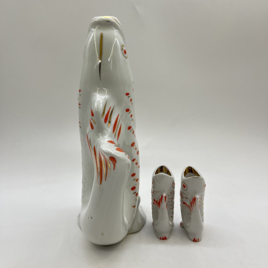 Набор для крепких напитков "Рыба" (штоф и 2 стопки), автор М.Д.Барамидзе, фарфор, роспись, золочение, Полонский завод художественной керамики (Полонное ЗХК), СССР, 1973-1991 гг.