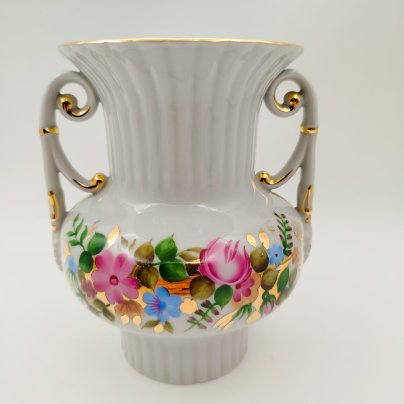 Ваза с боковыми ручками и цветочным декором, фарфор, роспись, золочение, Ленинградский опытный завод (ЛОЗ), СССР, 1973-1983 гг.