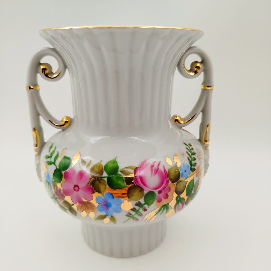 Ваза с боковыми ручками и цветочным декором, фарфор, роспись, золочение, Ленинградский опытный завод (ЛОЗ), СССР, 1973-1983 гг.