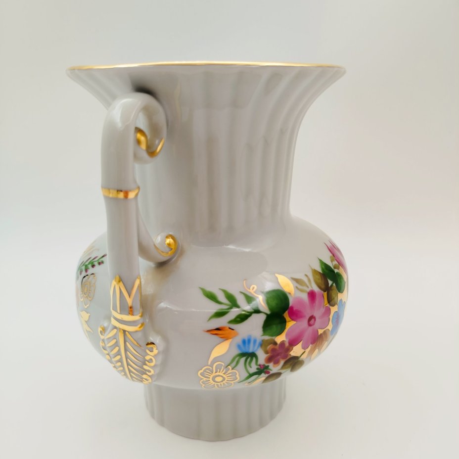 Ваза с боковыми ручками и цветочным декором, фарфор, роспись, золочение, Ленинградский опытный завод (ЛОЗ), СССР, 1973-1983 гг.