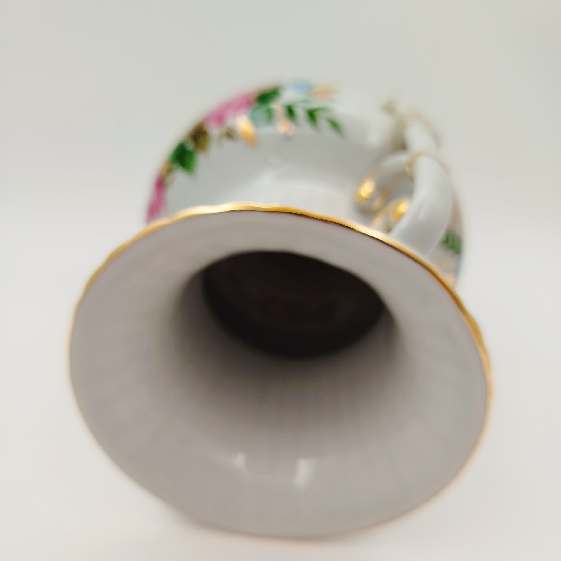 Ваза с боковыми ручками и цветочным декором, фарфор, роспись, золочение, Ленинградский опытный завод (ЛОЗ), СССР, 1973-1983 гг.