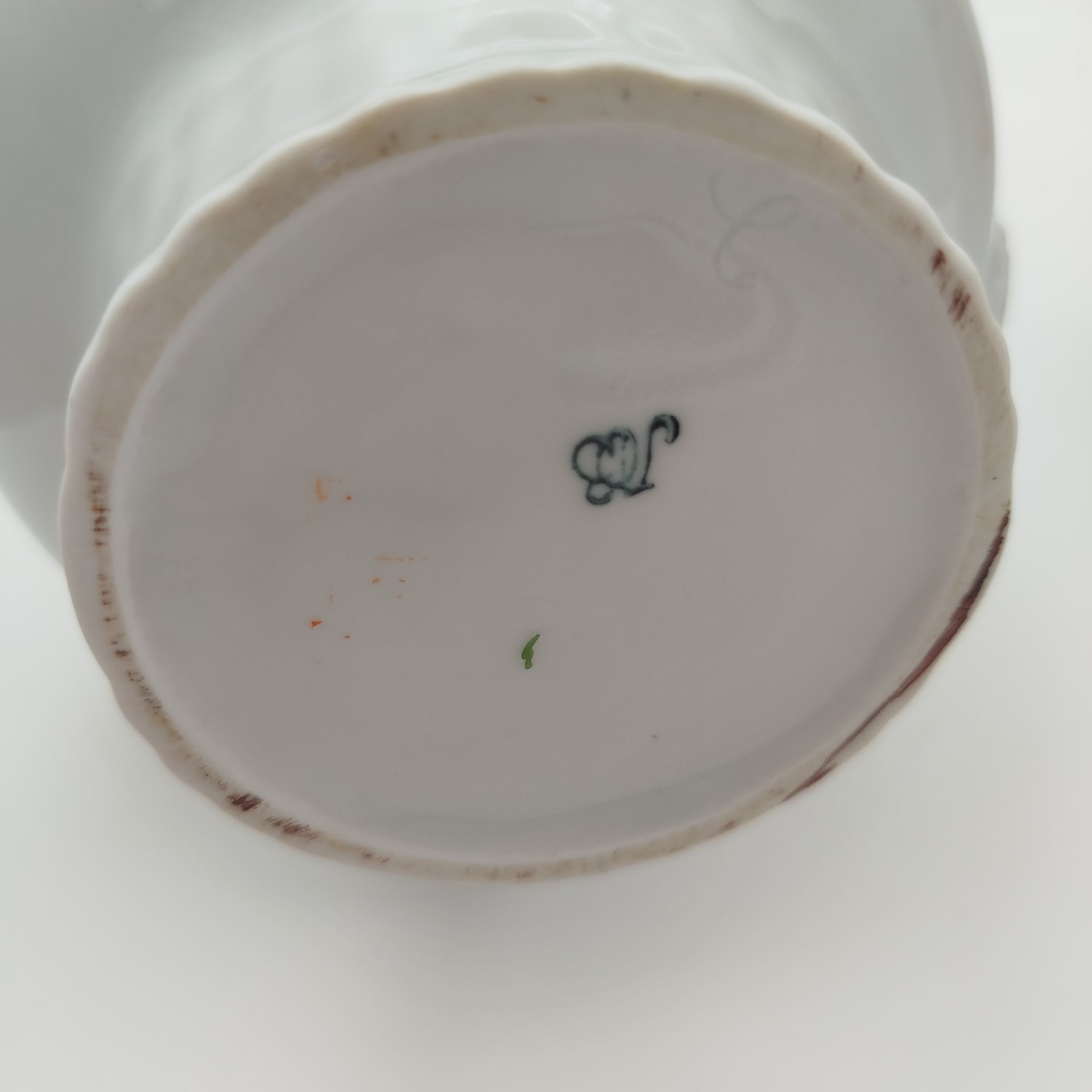 Ваза с боковыми ручками и цветочным декором, фарфор, роспись, золочение, Ленинградский опытный завод (ЛОЗ), СССР, 1973-1983 гг.