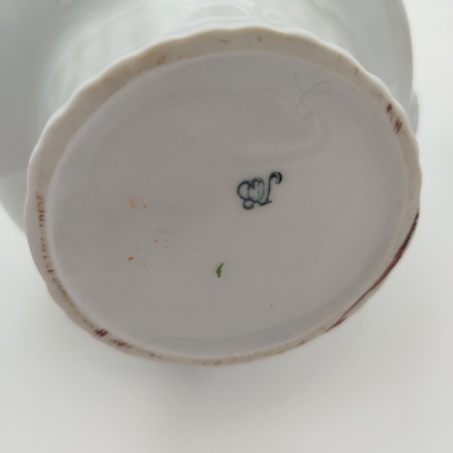 Ваза с боковыми ручками и цветочным декором, фарфор, роспись, золочение, Ленинградский опытный завод (ЛОЗ), СССР, 1973-1983 гг.