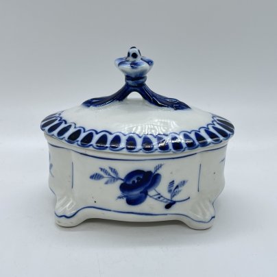 Шкатулка (ёмкость для хранения) с расписным цветочным декором, фарфор, роспись, Объединение «Гжель», СССР, 1972-1985 гг.