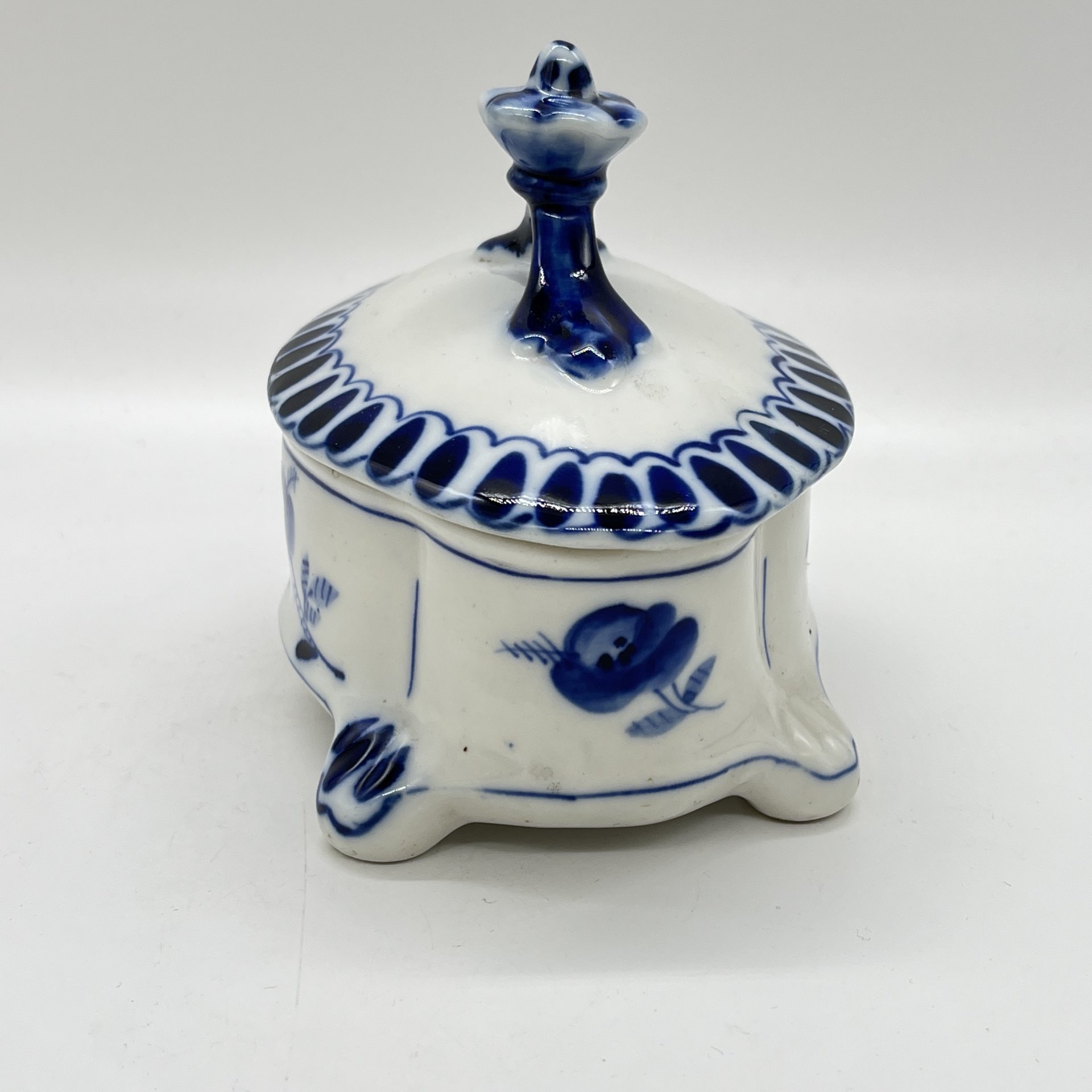 Шкатулка (ёмкость для хранения) с расписным цветочным декором, фарфор, роспись, Объединение «Гжель», СССР, 1972-1985 гг.