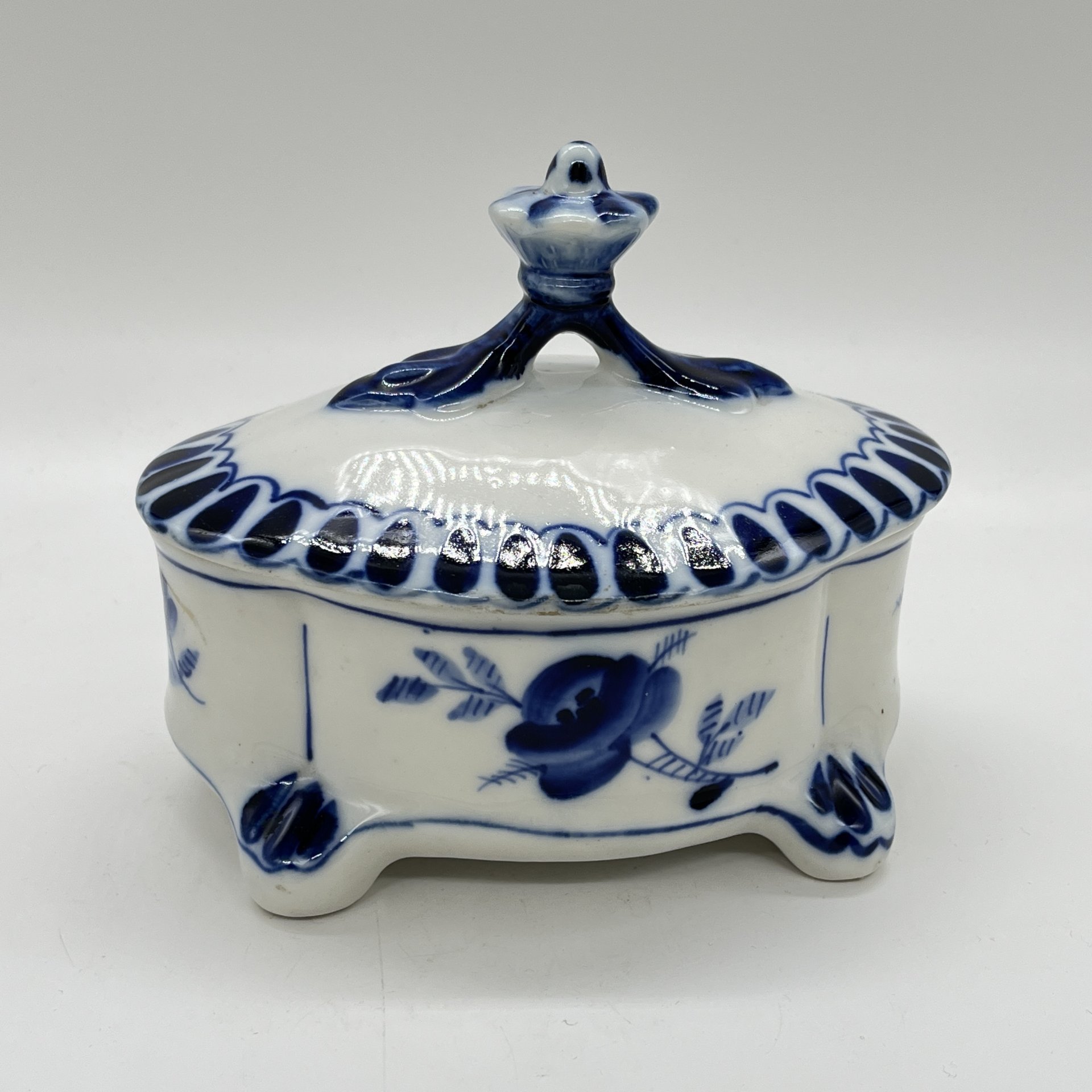 Шкатулка (ёмкость для хранения) с расписным цветочным декором, фарфор, роспись, Объединение «Гжель», СССР, 1972-1985 гг.