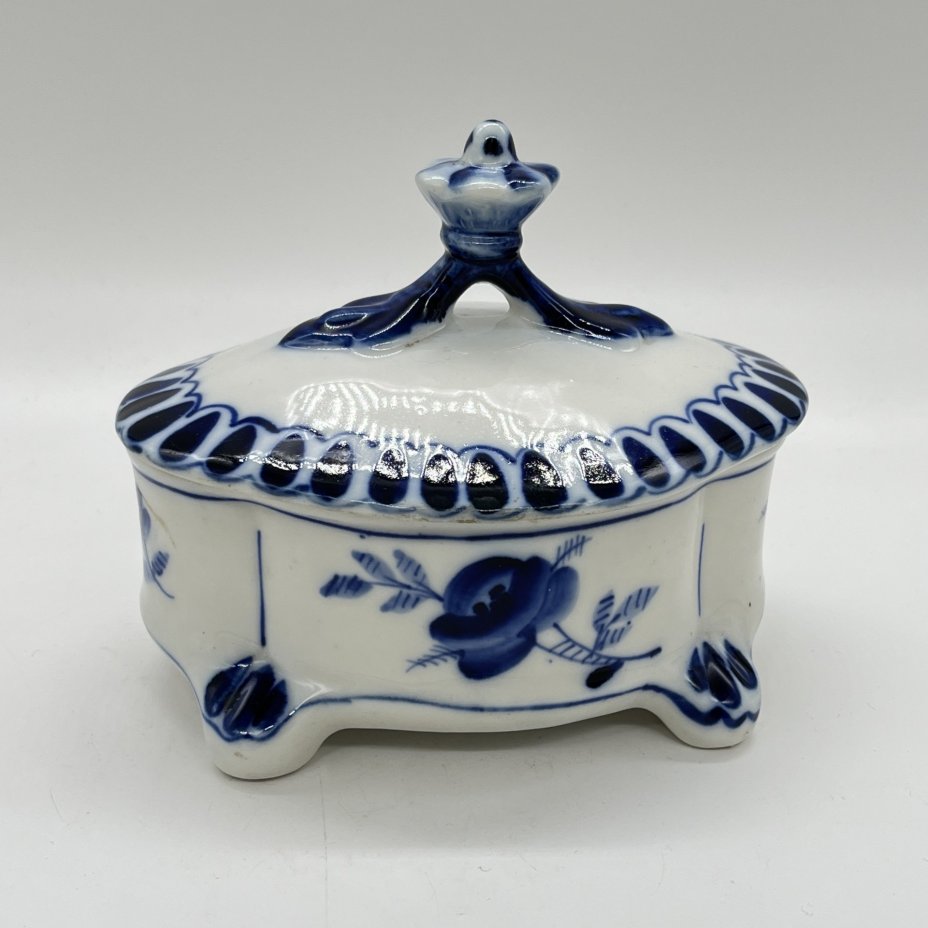 Шкатулка (ёмкость для хранения) с расписным цветочным декором, фарфор, роспись, Объединение «Гжель», СССР, 1972-1985 гг.