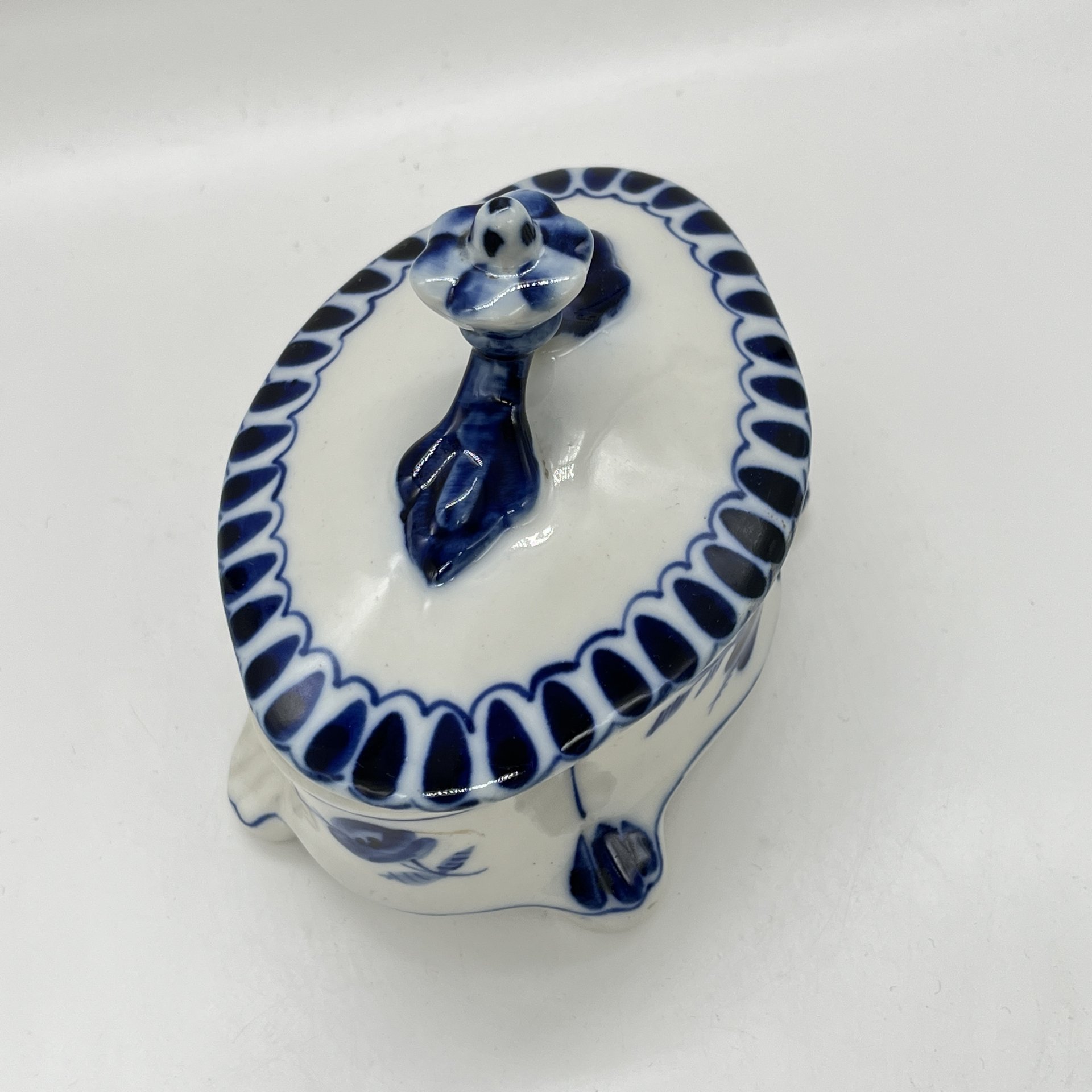 Шкатулка (ёмкость для хранения) с расписным цветочным декором, фарфор, роспись, Объединение «Гжель», СССР, 1972-1985 гг.