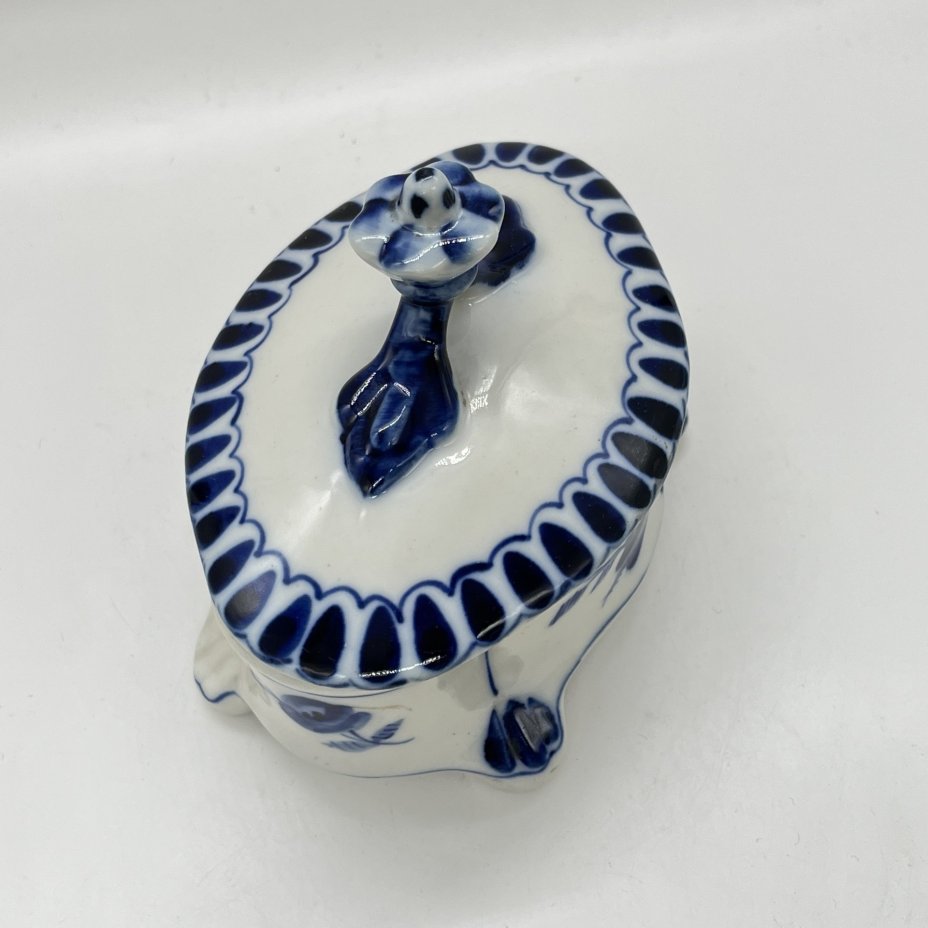 Шкатулка (ёмкость для хранения) с расписным цветочным декором, фарфор, роспись, Объединение «Гжель», СССР, 1972-1985 гг.