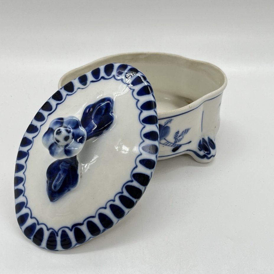 Шкатулка (ёмкость для хранения) с расписным цветочным декором, фарфор, роспись, Объединение «Гжель», СССР, 1972-1985 гг.