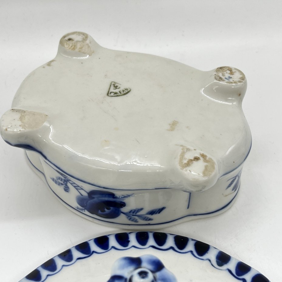 Шкатулка (ёмкость для хранения) с расписным цветочным декором, фарфор, роспись, Объединение «Гжель», СССР, 1972-1985 гг.