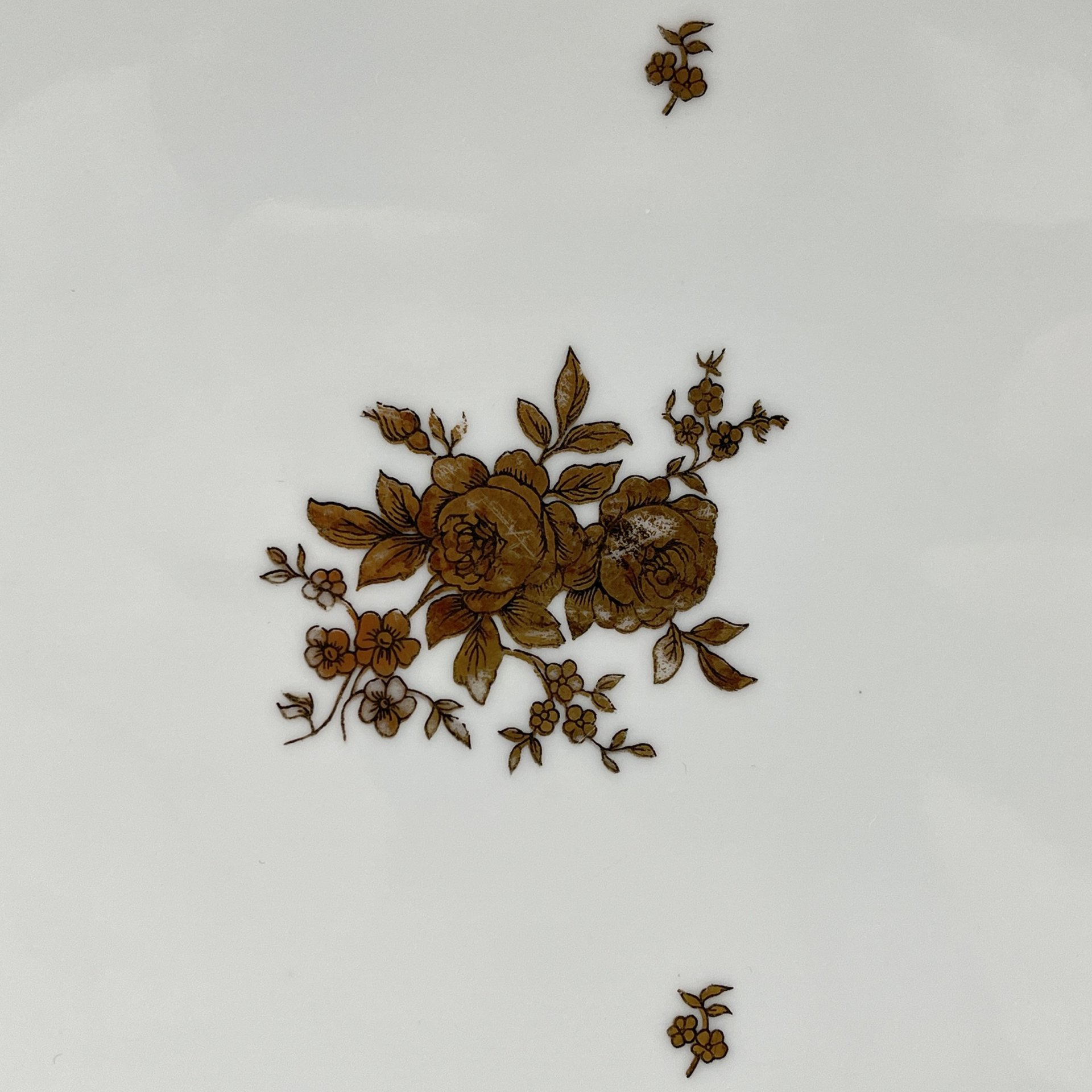 Блюдо, украшенное цветочным декором, серия "Katharina", фарфор, золочение, Weimar Porzellan (Веймарский фарфор), ГДР, 1950-1980 гг.