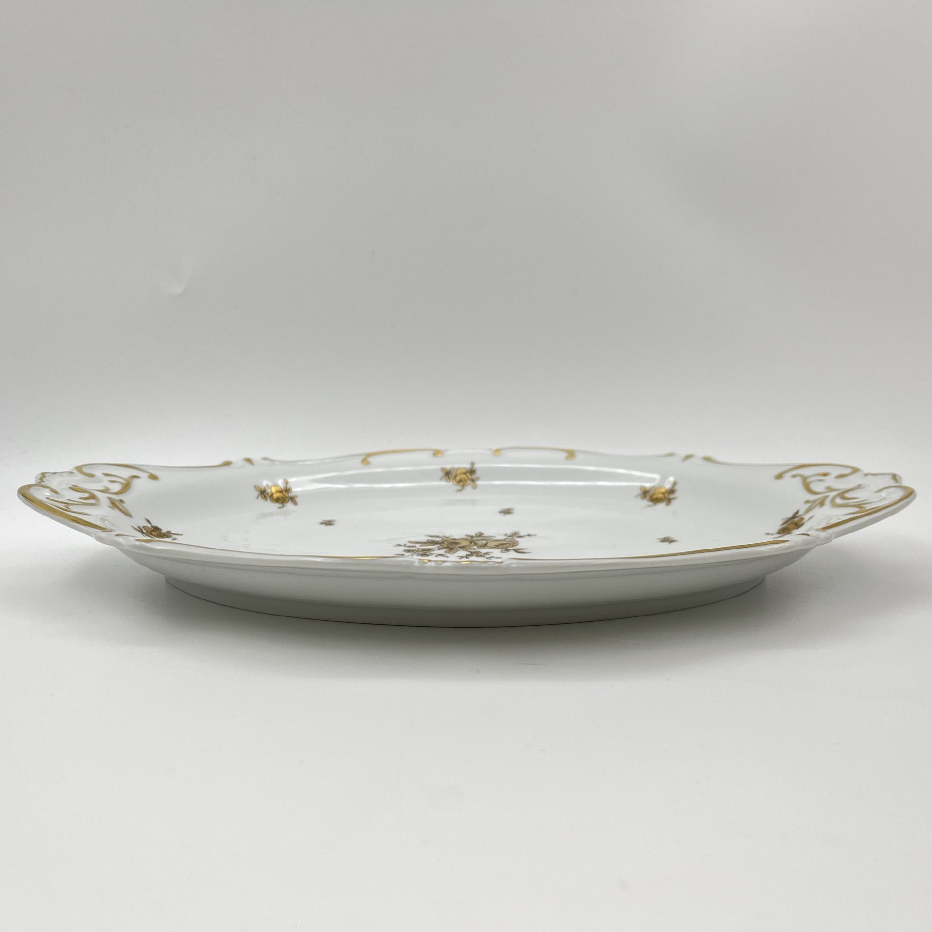 Блюдо, украшенное цветочным декором, серия "Katharina", фарфор, золочение, Weimar Porzellan (Веймарский фарфор), ГДР, 1950-1980 гг.