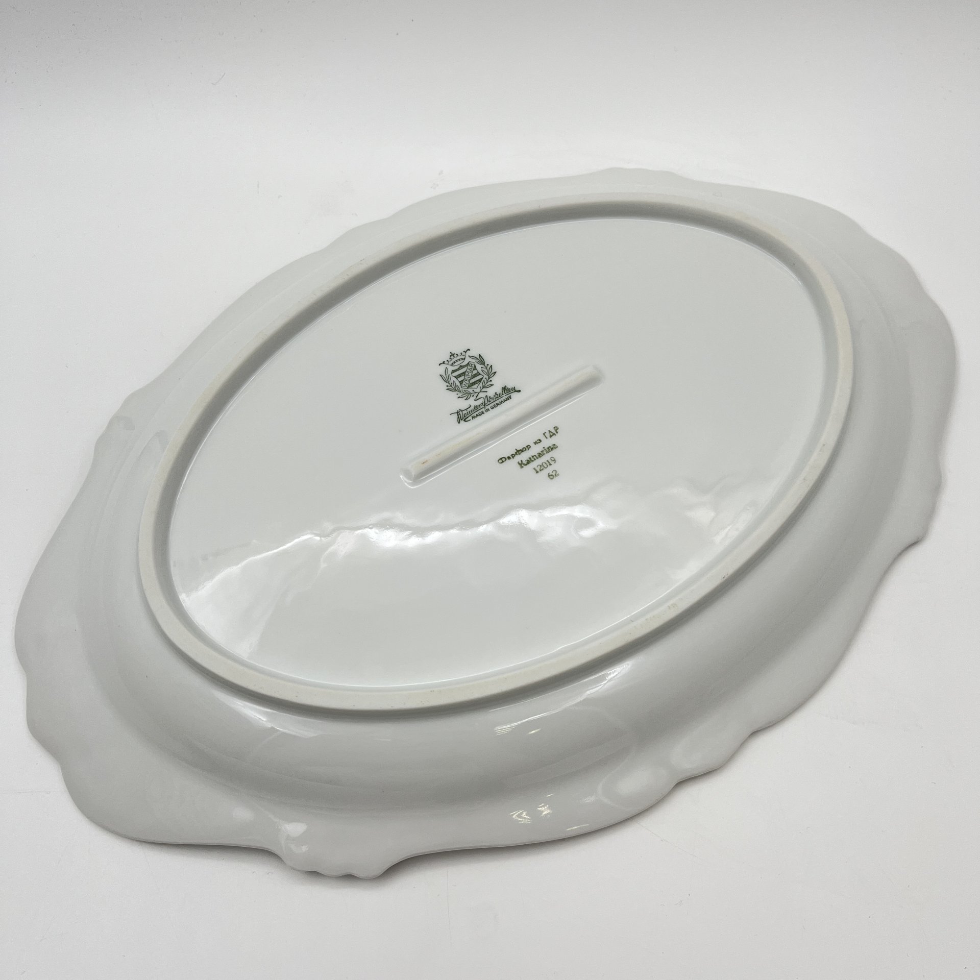 Блюдо, украшенное цветочным декором, серия "Katharina", фарфор, золочение, Weimar Porzellan (Веймарский фарфор), ГДР, 1950-1980 гг.