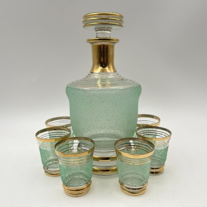 Набор для подачи крепких напитков на 6 персон (штоф и рюмки), декорированный обсыпкой из стеклянной крошки зелёного цвета, автор Н.А. Воинов, цветное стекло, золочение, Завод «Красный Гигант», СССР, 1960-1980 гг.