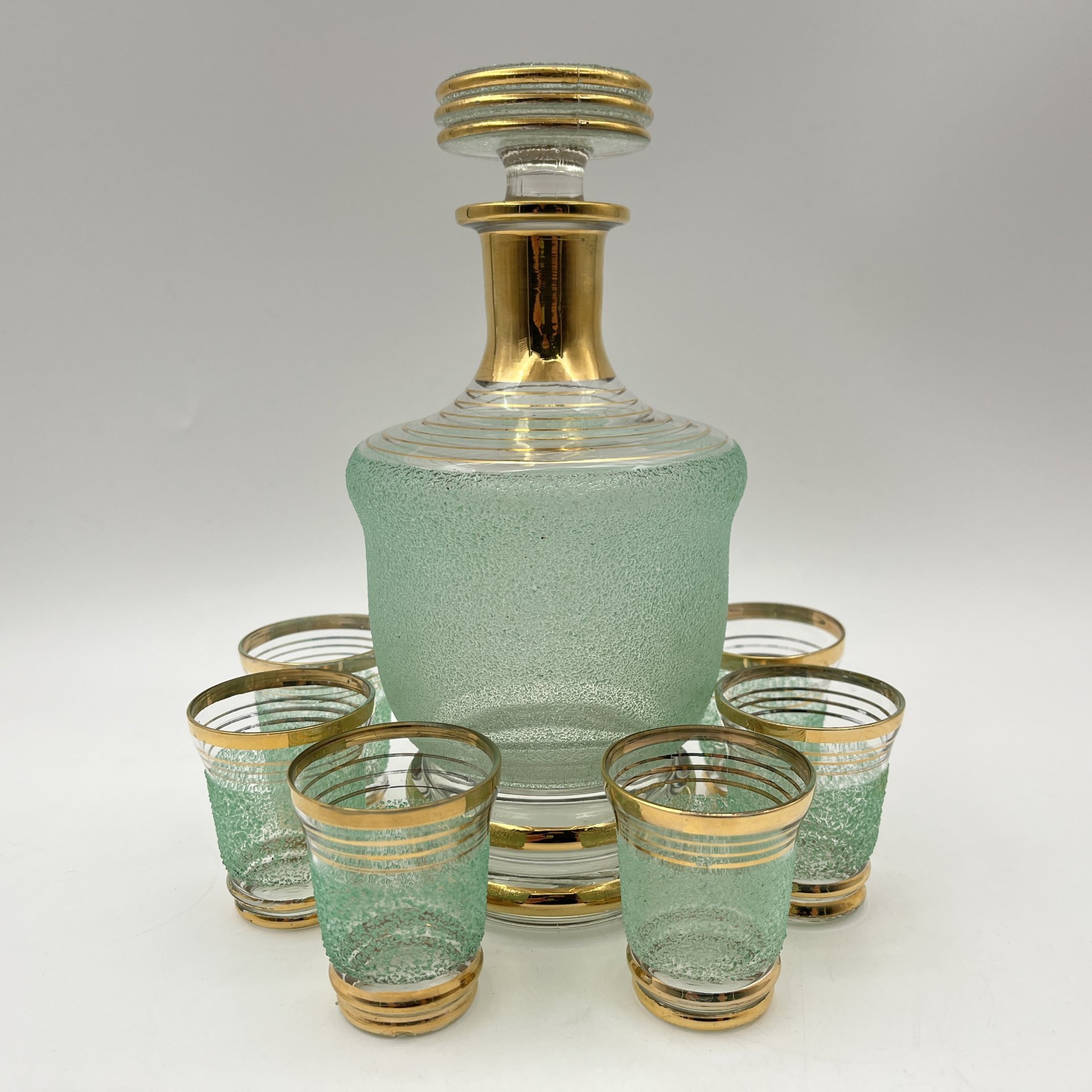 Набор для подачи крепких напитков на 6 персон (штоф и рюмки), декорированный обсыпкой из стеклянной крошки зелёного цвета, автор Н.А. Воинов, цветное стекло, золочение, Завод «Красный Гигант», СССР, 1960-1980 гг.