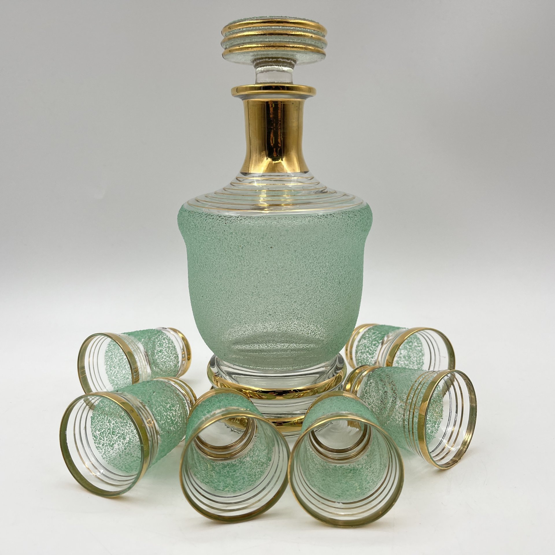 Набор для подачи крепких напитков на 6 персон (штоф и рюмки), декорированный обсыпкой из стеклянной крошки зелёного цвета, автор Н.А. Воинов, цветное стекло, золочение, Завод «Красный Гигант», СССР, 1960-1980 гг.