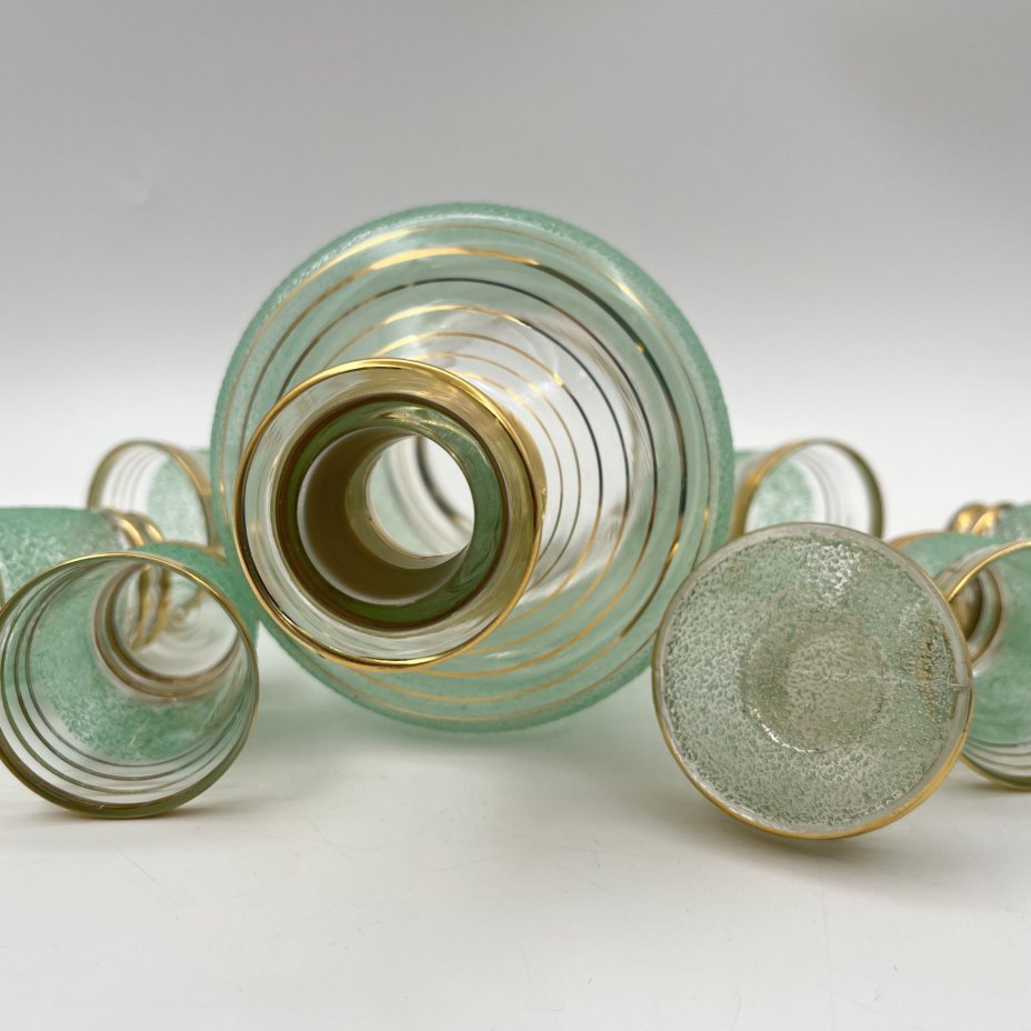 Набор для подачи крепких напитков на 6 персон (штоф и рюмки), декорированный обсыпкой из стеклянной крошки зелёного цвета, автор Н.А. Воинов, цветное стекло, золочение, Завод «Красный Гигант», СССР, 1960-1980 гг.