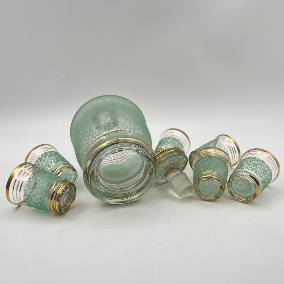 Набор для подачи крепких напитков на 6 персон (штоф и рюмки), декорированный обсыпкой из стеклянной крошки зелёного цвета, автор Н.А. Воинов, цветное стекло, золочение, Завод «Красный Гигант», СССР, 1960-1980 гг.