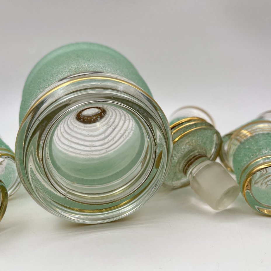 Набор для подачи крепких напитков на 6 персон (штоф и рюмки), декорированный обсыпкой из стеклянной крошки зелёного цвета, автор Н.А. Воинов, цветное стекло, золочение, Завод «Красный Гигант», СССР, 1960-1980 гг.