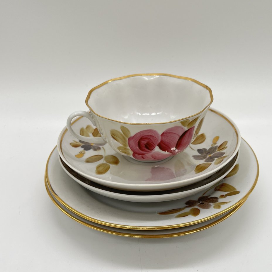 Набор из чайного трио и двух тарелок (десертная, пирожковая) с расписным цветочным декором, фарфор, роспись, люстр, золочение, Дулевский фарфоровый завод (Дулёво), СССР, 1989 г.