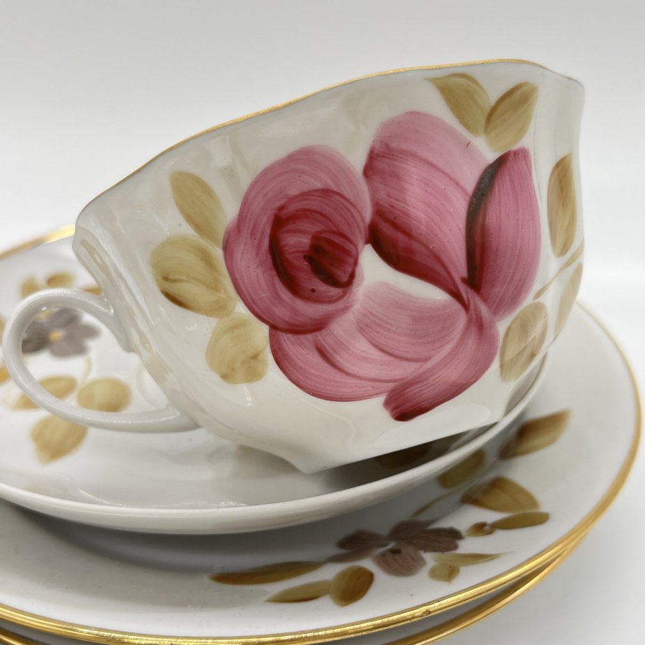 Набор из чайного трио и двух тарелок (десертная, пирожковая) с расписным цветочным декором, фарфор, роспись, люстр, золочение, Дулевский фарфоровый завод (Дулёво), СССР, 1989 г.