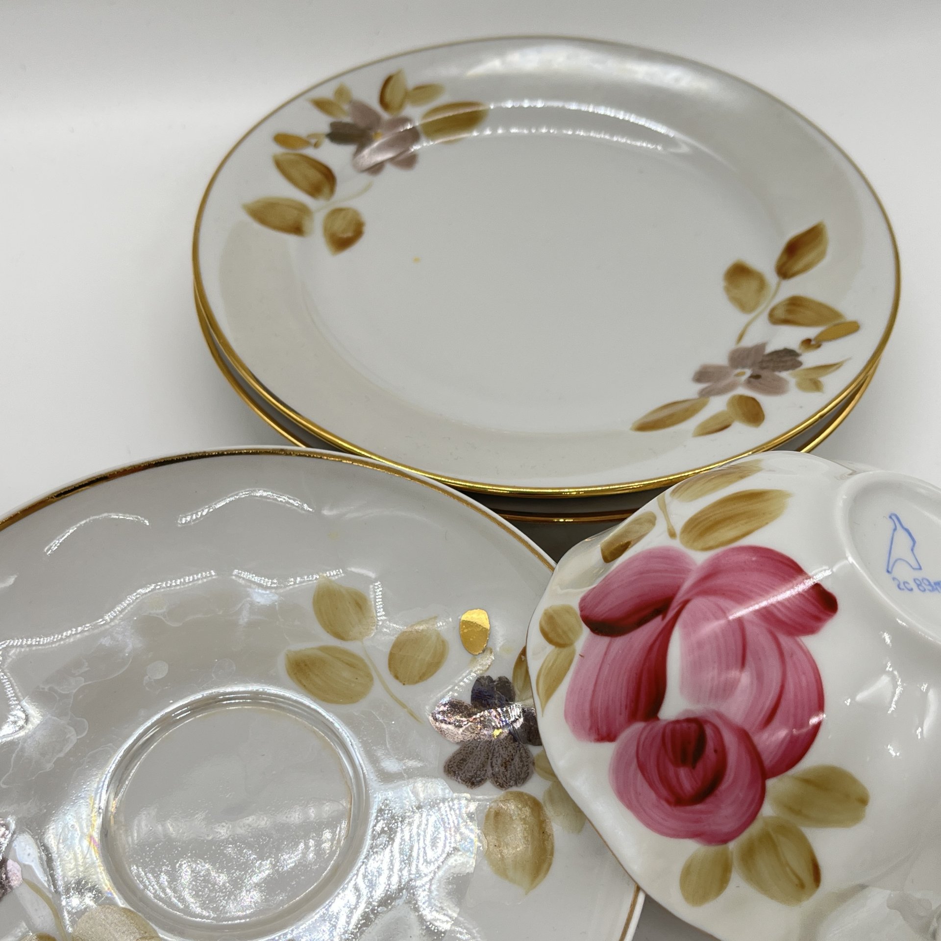 Набор из чайного трио и двух тарелок (десертная, пирожковая) с расписным цветочным декором, фарфор, роспись, люстр, золочение, Дулевский фарфоровый завод (Дулёво), СССР, 1989 г.