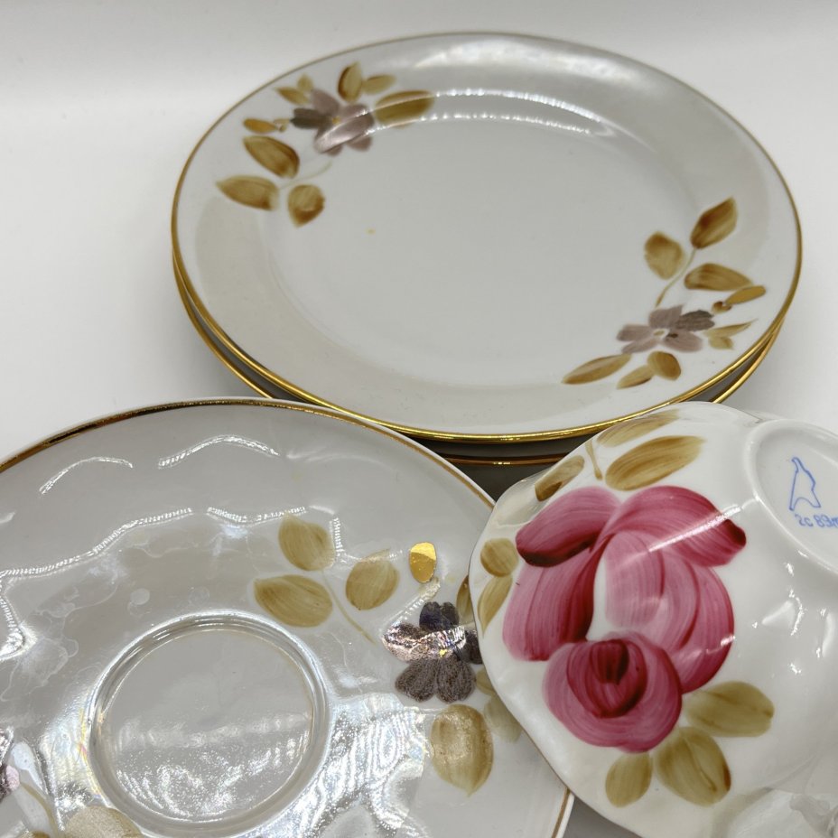 Набор из чайного трио и двух тарелок (десертная, пирожковая) с расписным цветочным декором, фарфор, роспись, люстр, золочение, Дулевский фарфоровый завод (Дулёво), СССР, 1989 г.