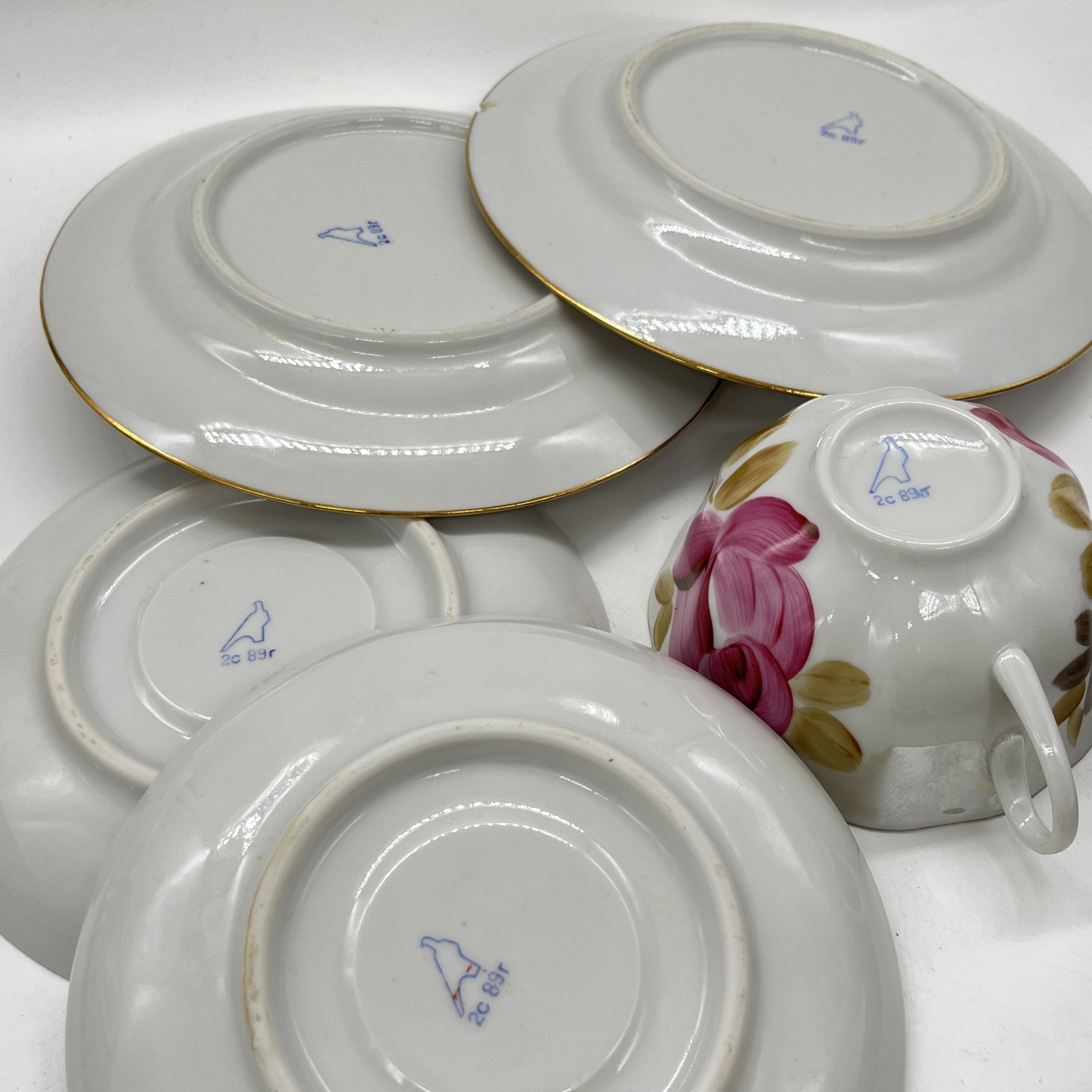 Набор из чайного трио и двух тарелок (десертная, пирожковая) с расписным цветочным декором, фарфор, роспись, люстр, золочение, Дулевский фарфоровый завод (Дулёво), СССР, 1989 г.