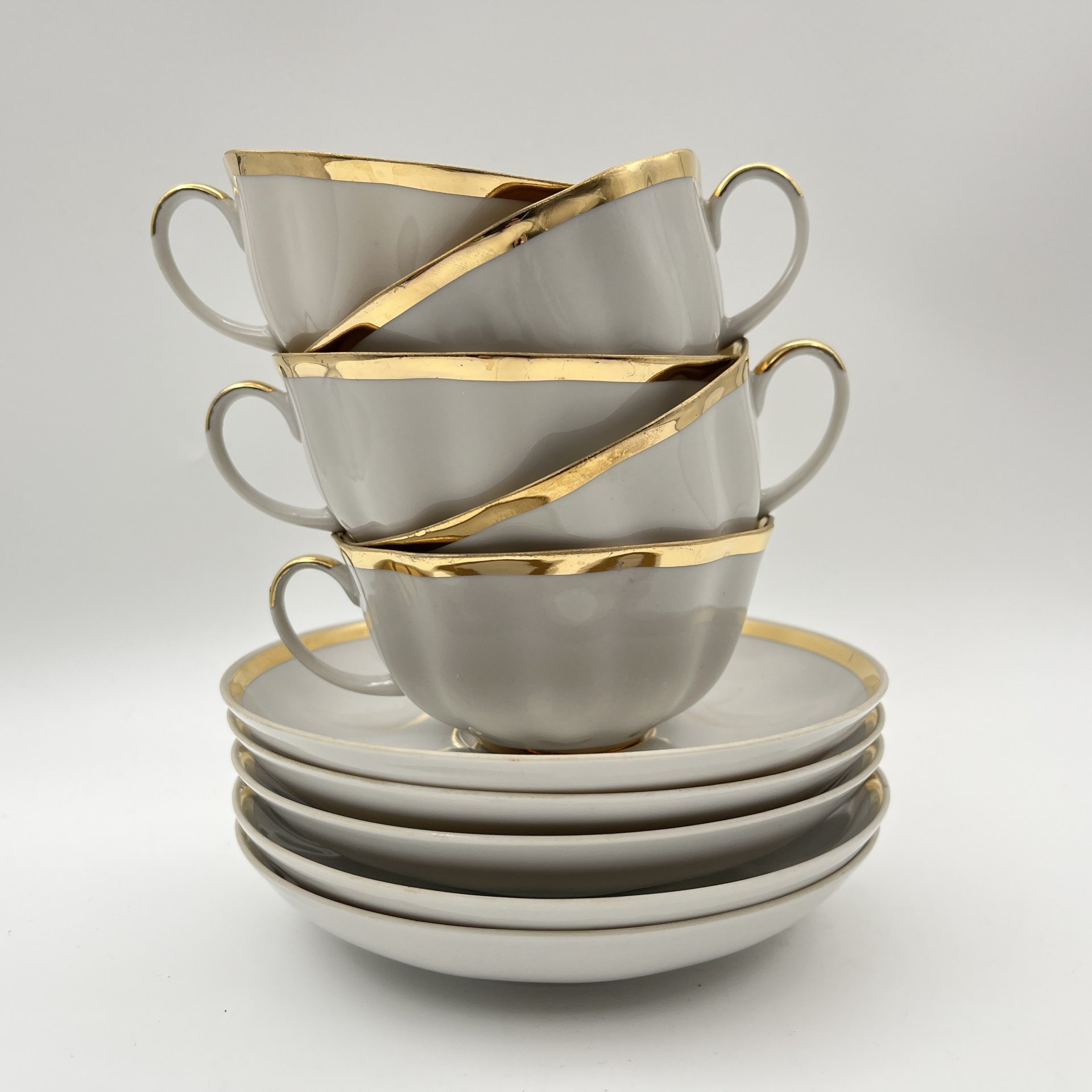 Набор из 5-ти чайных пар, украшенных декором в виде золотой ленты, фарфор, золочение, Дулевский фарфоровый завод (Дулёво), СССР, 1968-1991 гг.