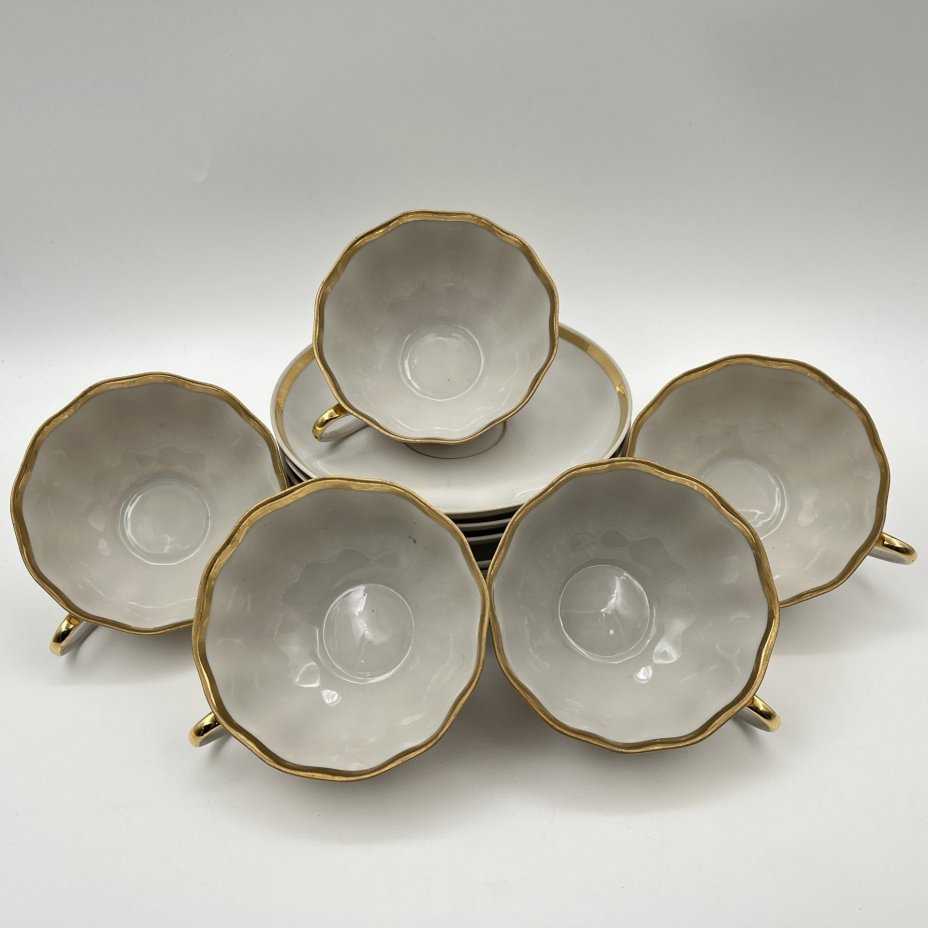 Набор из 5-ти чайных пар, украшенных декором в виде золотой ленты, фарфор, золочение, Дулевский фарфоровый завод (Дулёво), СССР, 1968-1991 гг.