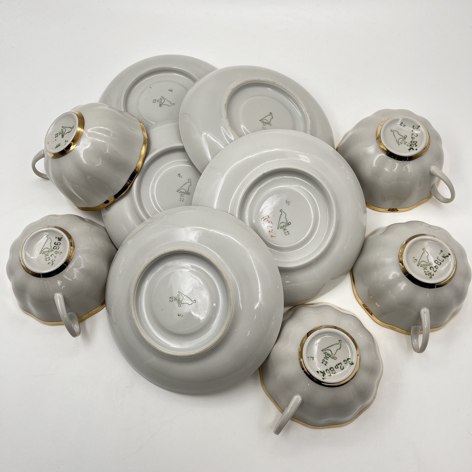 Набор из 5-ти чайных пар, украшенных декором в виде золотой ленты, фарфор, золочение, Дулевский фарфоровый завод (Дулёво), СССР, 1968-1991 гг.