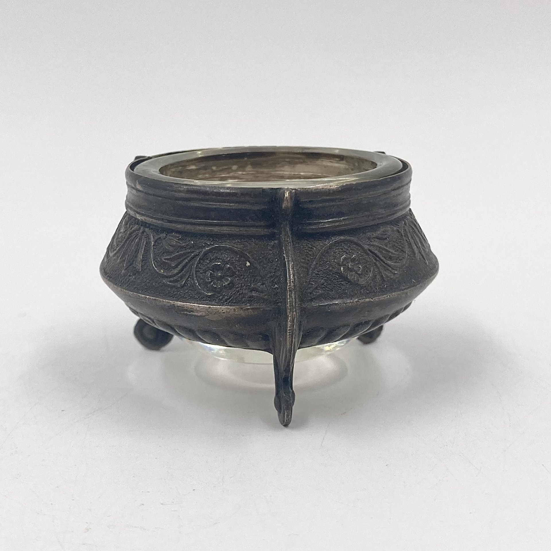 Солонка со стеклянной вставкой, мНЦ (медь-никель-цинк), стекло, Мстерский завод художественных изделий «Ювелир», СССР, 1960-1980 гг., Мстерский завод художественных изделий «Ювелир»