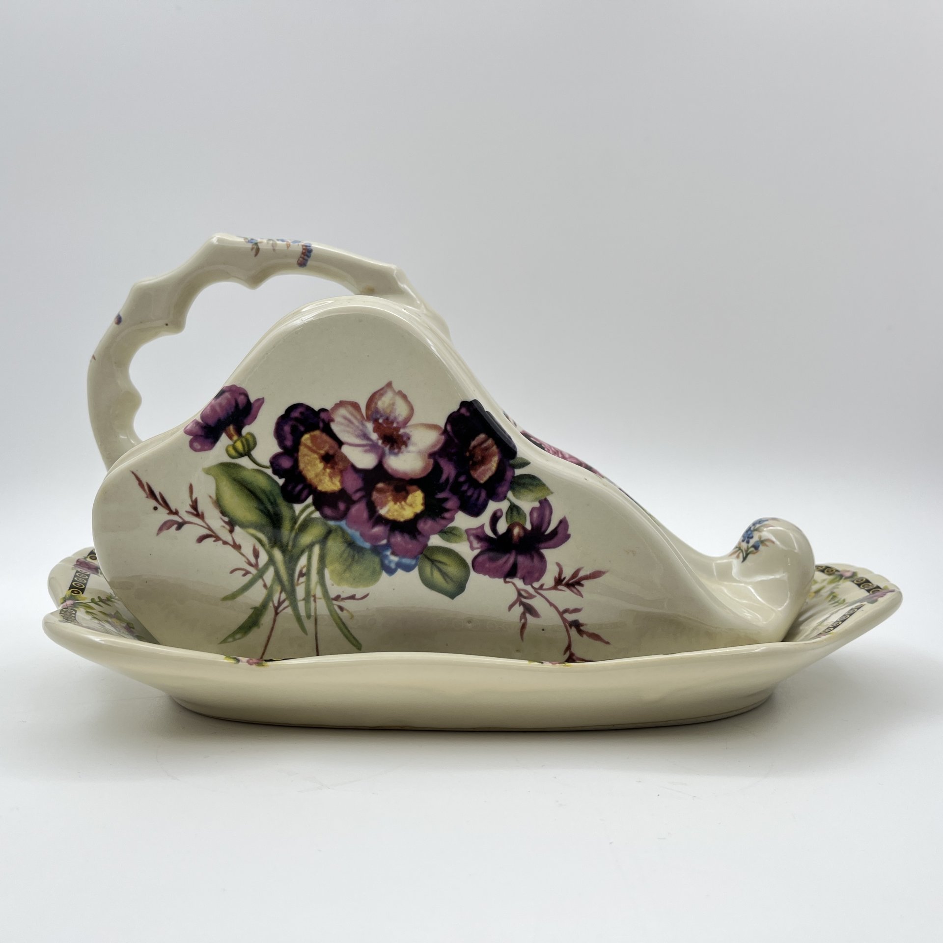 Маслёнка (сырное блюдо), украшенная изображением цветов, фарфор, деколь, Западная Европа, 1970-1990 гг.