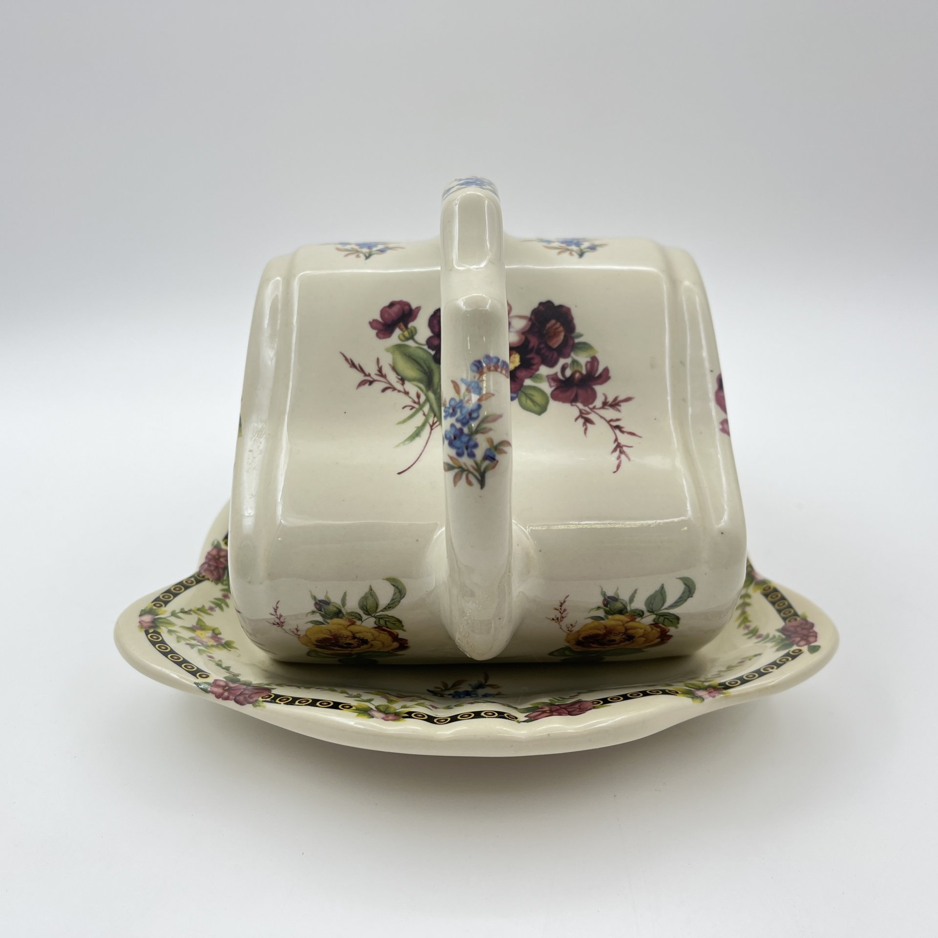 Маслёнка (сырное блюдо), украшенная изображением цветов, фарфор, деколь, Западная Европа, 1970-1990 гг.